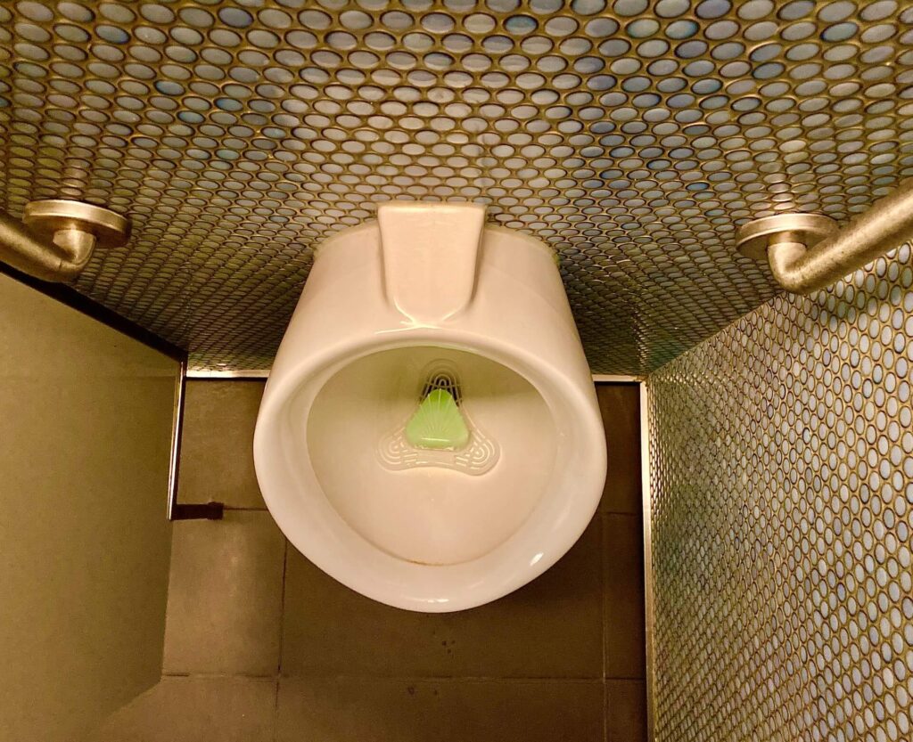 How to clean toilet tank
